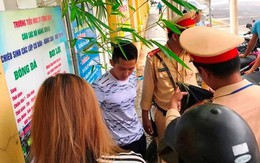 Nam thanh niên không đội mũ bảo hiểm bỏ chạy tông CSGT bị thương