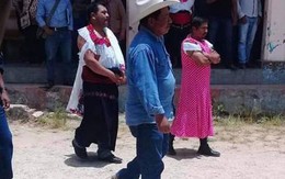 Mexico: Thất hứa với dân, quan chức phải mặc váy đi diễu phố