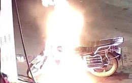 "Hãi hùng" người đàn ông say rượu châm lửa đốt xe máy ngay ở cây xăng