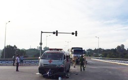 Xe cứu thương chở quan tài tông xe máy, 2 người nguy kịch