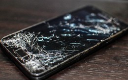 Chơi game 4 tháng liên tiếp trên smartphone rạn kính, thanh niên Malaysia suýt phải cắt bỏ ngón tay cái vì nhiễm trùng