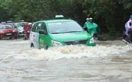 Xế hộp 'vượt lũ', người người đắp đê trên đại lộ hiện đại nhất Việt Nam