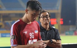 Trọng Đại mất điểm trong mắt thầy Hàn Quốc vì quá chăm chú vào... chiếc smartphone