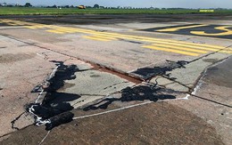 Đường băng sân bay Nội Bài toang hoác, trồi bùn: Có tiền không được sửa?