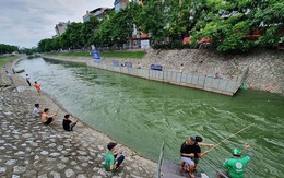 Cần thủ vây kín khu làm sạch của chuyên gia Nhật trên sông Tô Lịch