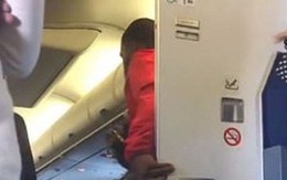 Cặp đôi làm 'chuyện ấy' trong nhà vệ sinh máy bay khiến nhiều hành khách phải chờ đợi, lúc bước ra xấu hổ không dám nhìn ai