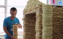 Người đàn ông xây nhà đồ chơi cho con trai từ 2.000 gói mì hết hạn