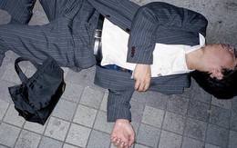 Chùm ảnh về các doanh nhân ngủ trên đường phố mô tả chân thực về văn hóa làm việc khắc nghiệt nhất thế giới của Nhật Bản