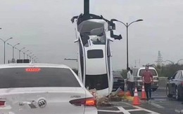 Nữ tài xế mất lái rồi đâm ô tô dựng đứng ở cột biển báo, dân mạng ngán ngẩm: "Bán xăng cho phụ nữ là một tội ác!"