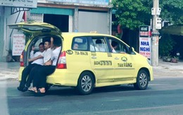 Taxi 'làm xiếc' nhồi nhét 11 người lưu thông trên Quốc lộ 1