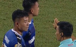 Cầu thủ U23 Việt Nam đề nghị mua còi sắt cho trọng tài V.League sau tình huống bẻ còi hy hữu