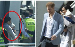 Meghan Markle bế con trai xuất hiện tại sân bay, bắt đầu chuyến công du, 'ghi điểm' tuyệt đối nhờ hành động tinh tế