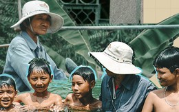 Bà Sáu Thia, người 17 năm dạy bơi miễn phí cho hàng ngàn trẻ em vùng sông nước