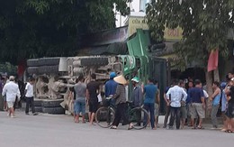 Xe tải chở đá bị lật làm sập nhà dân ở Nghệ An