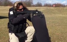 Người phụ nữ Israel khai hỏa súng carbine hộp tiếp đạn kép tại CH Séc