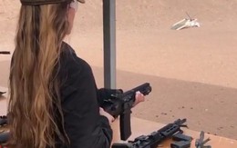 Cô gái Israel bắn súng từng phát đanh thép, chớp lửa lóe sáng đầu nòng