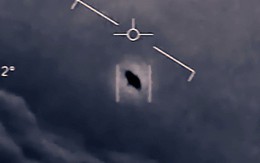 Cựu phi công Hải quân Mỹ tiết lộ về "UFO trồi lên từ dưới biển"