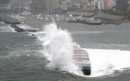 Những hình ảnh thể hiện sức tàn phá kinh khủng của siêu bão Hagibis khi nó còn chưa chính thức đổ bộ vào Nhật Bản