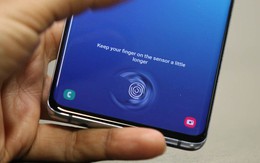 Mang Galaxy S10 đi dán màn hình xong, người phụ nữ hốt hoảng vì bất kỳ ai cũng có thể qua mặt vân tay siêu âm của máy