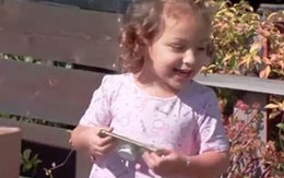 Mẹ đưa cho con gái 2 tuổi nghịch điện thoại và cái kết khiến mẹ phải "cười ra nước mắt"