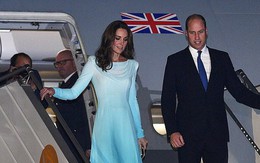 Công nương Kate sánh vai bên chồng bắt đầu chuyến công du 'nguy hiểm' nhất, gây ấn tượng với vẻ ngoài gợi nhắc về mẹ chồng quá cố