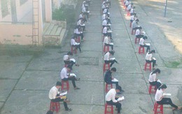 Choáng trước cảnh học sinh Hậu Giang ngồi giữa sân trường làm bài thi, có muốn quay cóp cũng khó mà được