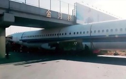 Trung Quốc: Máy bay mắc kẹt dưới gầm cầu gây xôn xao mạng xã hội
