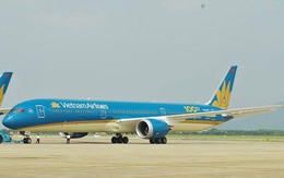 Máy bay Vietnam Airlines bị chảy dầu lênh láng tại sân bay Tân Sơn Nhất