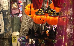 Sôi động thị trường đồ chơi Halloween, phù thủy, siêu nhân nhí xuất hiện