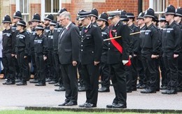 Cảnh sát Anh mặc niệm 39 nạn nhân, kêu gọi nghi phạm ra đầu thú