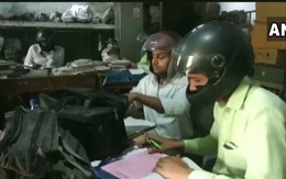Đáng ngẫm hình ảnh công chức Ấn Độ đội mũ bảo hiểm trong phòng làm việc