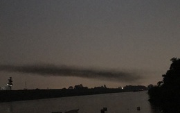 Kỳ lạ dải khói đen bao phủ dọc cầu Nhật Tân