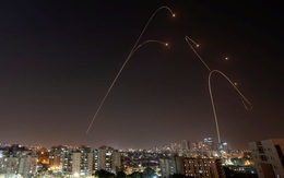 Video tên lửa phóng từ Gaza sáng rực bầu trời đen ở thành phố Israel