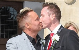 "Ông bố đồng tính đầu tiên của nước Anh" kết thúc cuộc hôn nhân 32 năm với chồng để cưới... bạn trai của con gái