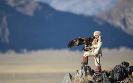 Vẻ đẹp dũng mãnh của các thiếu nữ săn đại bàng Mông Cổ