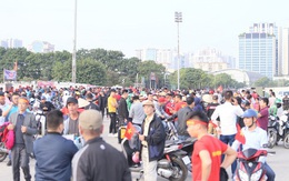 Quảng trường SVĐ Mỹ Đình đông kín CĐV dù hơn 4 tiếng nữa trận đấu Việt Nam - Thái Lan mới diễn ra