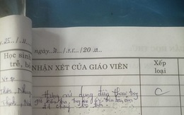 Bị bắt sử dụng điện thoại trong giờ kiểm tra, đến cuối tiết nam sinh liền "đào tẩu" trong sự ngỡ ngàng của cô giáo và các bạn