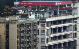 Tòa nhà kỳ lạ ở Trung Quốc bỗng nhiên có cả cây xăng trên tầng thượng và trệt