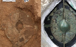Phát hiện mộ cổ 2000 năm tuổi chứa hài cốt chiến binh thời Đồ Sắt, bên trong chứa tấm khiên có giá trị đến không ngờ
