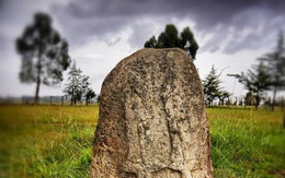 Bãi đá cổ huyền bí ở Châu Phi khiến các nhà khảo cổ học 'đau đầu' vì không giải mã nổi