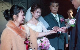 Ngày cưới, bố vợ đại gia chỉ tặng con gái đôi nhẫn cỏ song câu nói của ông với chàng rể lại làm mọi người nghẹn ngào