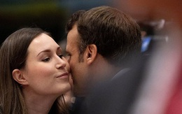 Ông Macron tươi cười cùng nữ thủ tướng trẻ nhất thế giới