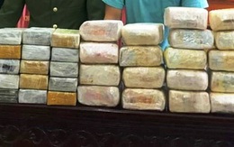 Nghệ An: Bắt 5 đối tượng người Lào, thu giữ 30 bánh heroin và 18kg ma túy đá