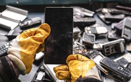 'Thế giới bên kia' của những chiếc smartphone bị vứt bỏ ngoài bãi rác