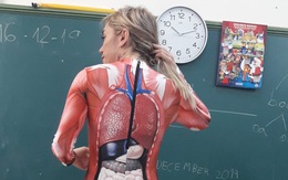Để học sinh hiểu rõ các bộ phận cơ thể người, cô giáo mặc nguyên bộ đồ in hình nội tạng đi dạy