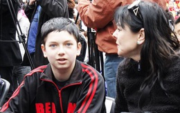 Nhìn lại hành trình thành tài gian nan của cậu bé "khác người thường" mới thấy niềm tin và tình yêu của cha mẹ có thể thay đổi tất cả