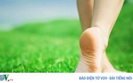 13 lợi ích sức khỏe khi bạn đi chân đất nhiều hơn