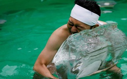 24h qua ảnh: Người đàn ông ôm băng để rửa tội trong năm mới