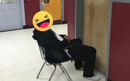 Bắt quả tang học sinh trốn trong WC hút thuốc, phản ứng "cậu không thoát được đâu" của thầy giáo khiến ai cũng buồn cười