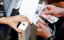 Nữ tiếp viên ôm gần 100 chiếc iPhone trong tay, hé lộ một phần đường dây buôn lậu smartphone toàn cầu